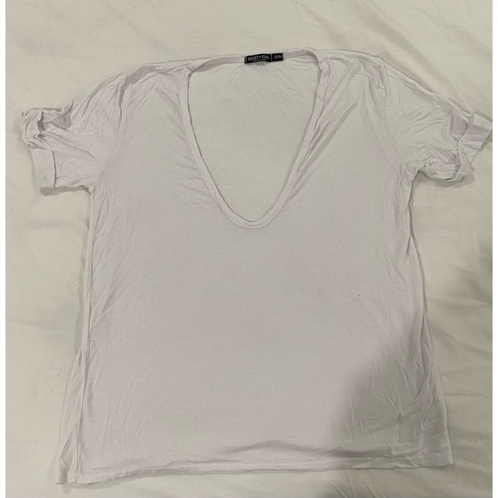NASTY GAL WHITE V-NECK TSHIRT